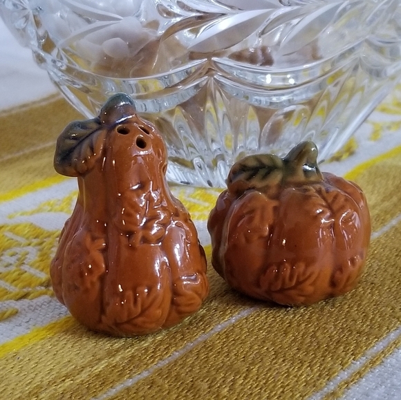 PUMPKIN And Gourd Salt and Pepper Shakers 1.5"‎ 2.25" - Picture 1 of 6